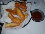 Gedeck frittierte Teigstangerl, Hummerchips und süß-saure Sauce - One Night in Beijing - Wien