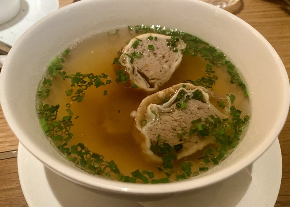 Erstklassige Rindsuppe mit Fleischstrudel - Plachuttas Neuer Markt - Wien