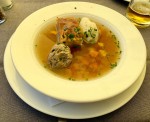 Wiener Trilogie (Grießnockerl, Leberknödel und Fleischstrudel in Rindsuppe) - Zur Goldenen Kugel - Wien