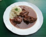 Zwiebelfleisch mit Reis, der Mittagsteller vom 7.8.18 um € 7,50. Fleisch ... - Zum Renner - Wien