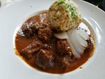 Rehragout mit Senfgurke und Knödel - Strebersdorferhof - Restaurant - Wien