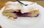 Topfen-Heidelbeer-Strudel. Wahrhaft ein Genuss (€ 4,50)