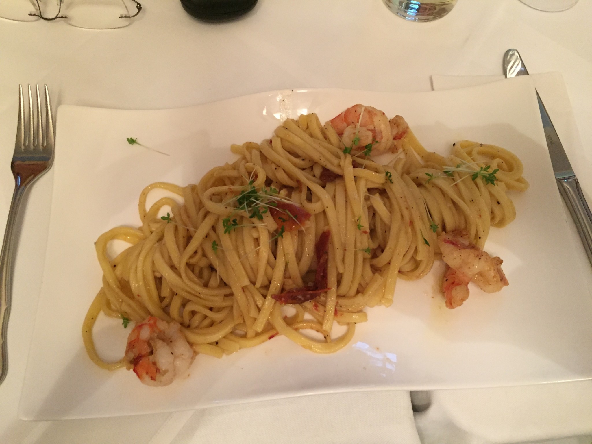 Linguine mit getrockneten Tomaten und drei gebratenen Garnelen - rosnovskyundco - Wien