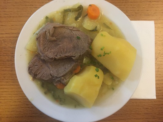 Gekochtes Rindfleisch mit Kartoffeln und Kohlrabigemüse - Schöne Perle ...