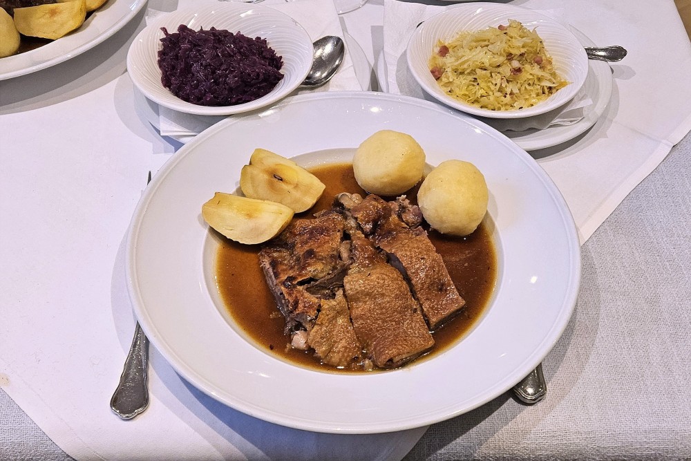 Loibnerhof - Ausgelöstes Gansl mit warmem Speckkrautsalat  - 36,10€ + ... - Loibnerhof - Dürnstein