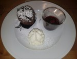 Brownie mit warmen Beeren und Schlag - Heidenkummer - Wien