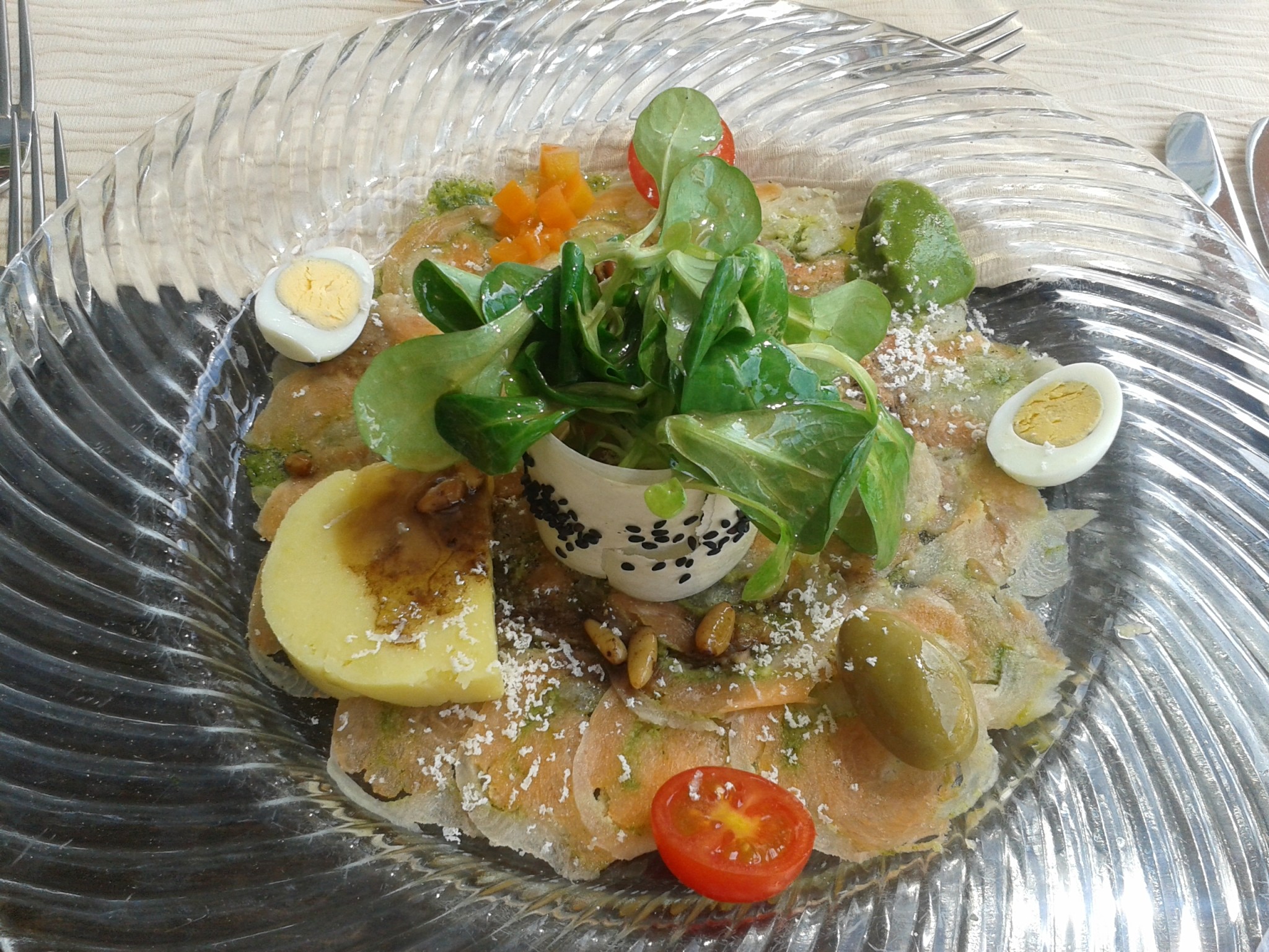 Carpaccio von Forelle und Lachsforelle mit Gartenkräuterpesto - Gasthof Knappenwirt - Mariahof