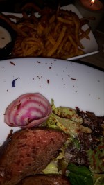 Bunter Blattsalat mit Rinderfilet-Streifen und Stift Fries - DOOR No. 8 Restaurant - Wien