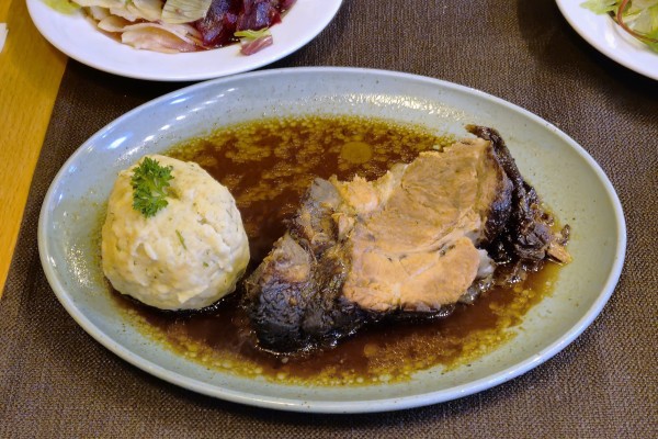 Oberlaaer Dorf-Wirt - Der Ofen-Schweinsbraten - an sich legendär - diesmal ... - Oberlaaer Dorf-Wirt - Wien