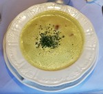 Frühlingszwiebelsuppe mit gebratenen Kalbsfiletwürfel - Mitter - HAAG-STADT